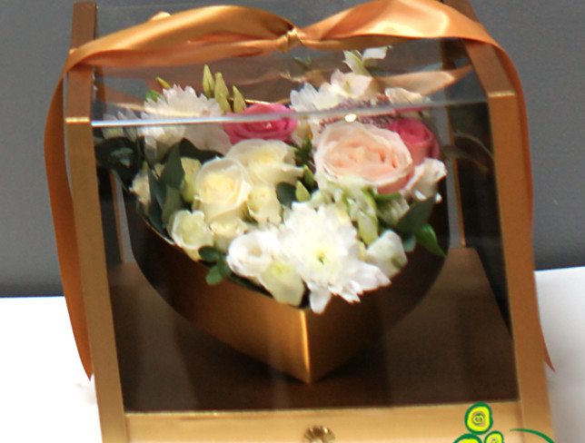 Коробка сердце золотая c цветами и конфетами Ferrero Rocher Фото